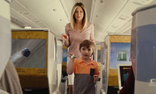 Kad Dženifer Aniston leti prvom klasom... (VIDEO)